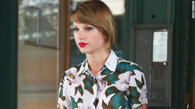 Of course Taylor Swift made a 4th of July cake