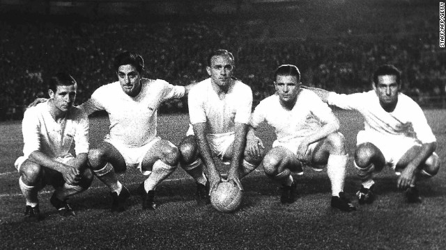 Di Stefano, center, poses with his Real Madrid teammates before the start of a Liga football match on June 6, 1959 at the Bernabeu stadium in Madrid.