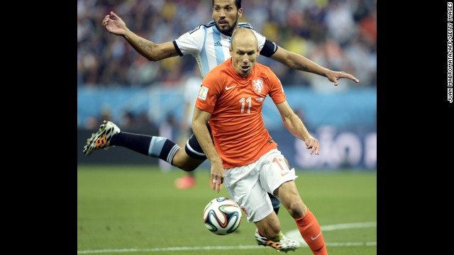 Robben dribbles the ball.