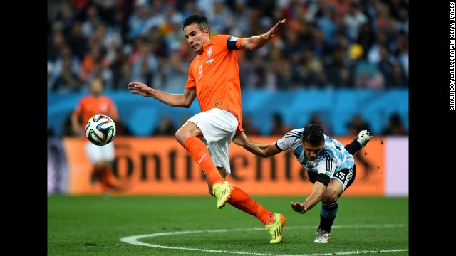 Van Persie controls the ball as Demichelis falls behind him.