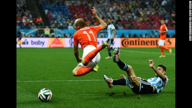 Arjen Robben of the Netherlands is tackled by Martin Demichelis of Argentina.