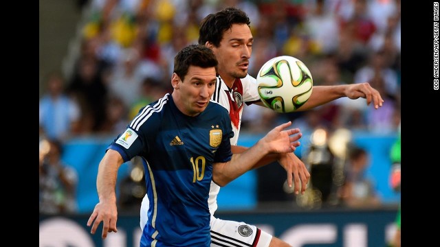 Messi, left, tries to evade Hummels.