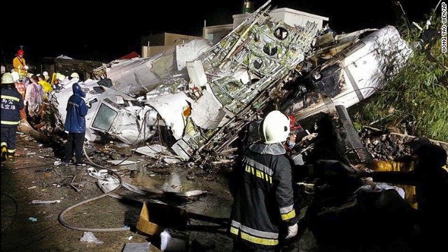 Un avión de pasajeros se estrella en Taiwán