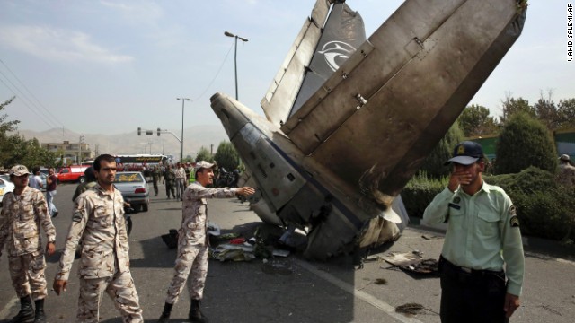 48 personas mueren al caer un avión en Teherán, Irán