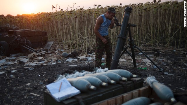 A Ukrainian soldier prepares a mortar at a position near Illovaisk on August 14. 