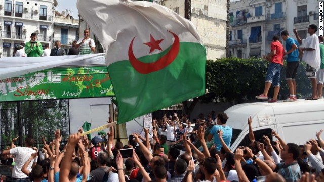 Muere el goleador del fútbol de Argelia alcanzado por un objeto lanzado desde el público