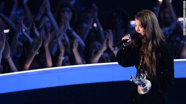 Lorde accepts the VMA for best rock video for "Royals." 