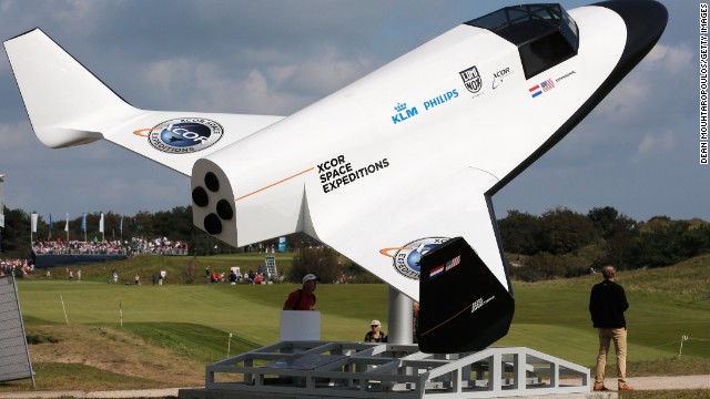 At the Kennemer Golf and Country Club's 15th hole, Sullivan made a hole-in-one to win the right to take a space flight as part of an XCOR Aerospace promotion.