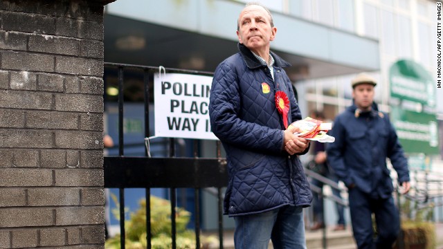 A pro-union campaigner distributes leaflets at a polling station in Glasgow on September 18.