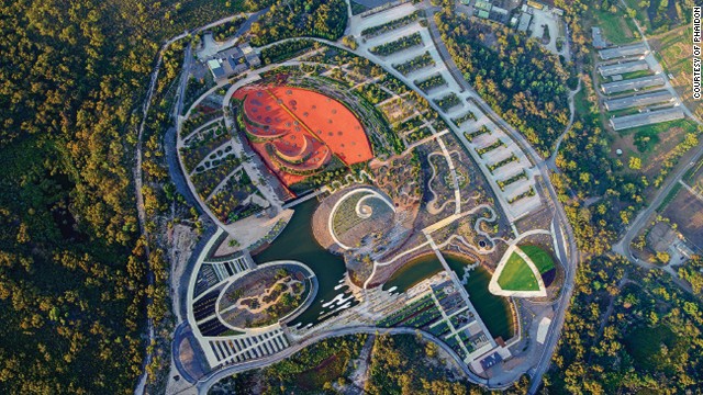 The Australian Garden in Melbourne, Australia, is a botanical garden where around 3,000 species are able to flourish due to its optimum climate. Designed by Taytlor Cullity Lethlean Landscape Architects with Paul Thompson, it is intended to engage and inspire visitors rather than simply showcase a collection of plants. 