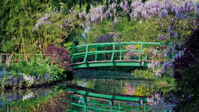 When it comes to the marriage of artistic creation and garden design, what survey would be complete without mention of Monet's famed Water Garden? Inspired by his interest in Japanese woodcuts, Monet regrouped plants such as water lilies, irises and willows that grew naturally near the Epte River to create a vision of paradise that he could paint again and again. 