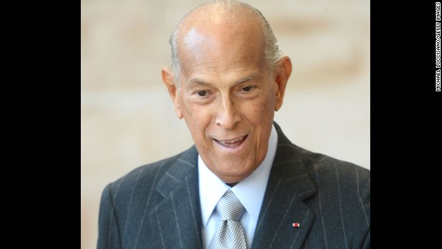 Fashion designer Oscar de la Renta died on October 20, close friends of the family and industry colleagues told CNN. He was 82.