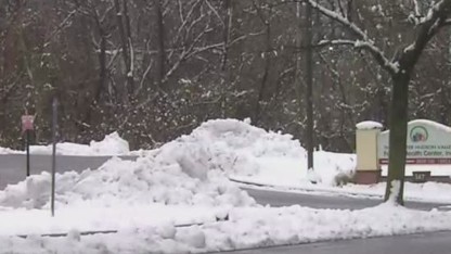 Rescatan a dos niños enterrados vivos bajo la nieve en Nueva York