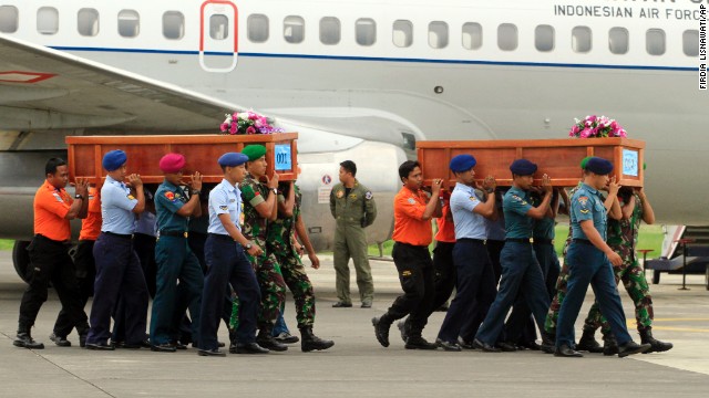 Mal tiempo dificulta la búsqueda del avión de AirAsia; 10 cuerpos han sido recuperados