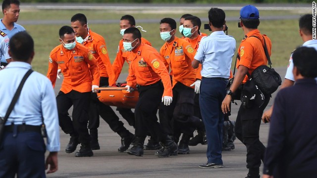 Tragedia del avión de AirAsia: Nueve cuerpos recuperados y uno identificado
