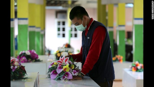 Search for AirAsia Flight QZ8501 slowed by weather - CNN.