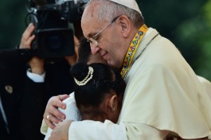 Abrazo a niña en Filipinas