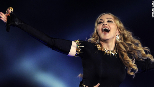 Madonna se cae del escenario durante su presentación en los Premios Brit