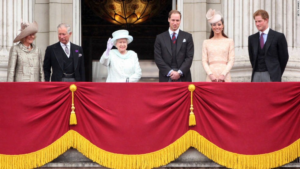 Members of the British royal family wave to the crowds from Buckingham Palace on June 5, 2012, as part of the Queen&#39;s Diamond Jubilee celebrations. 
