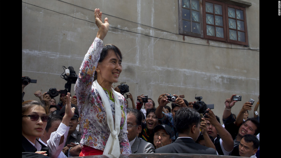 Suu Kyi waves to Burmese workers on a trip to a migrant community outside of Bangkok on May 30, 2015 in Samut Sakhon, Thailand. Suu Kyi pledged  to help improve the rights of Burmese nationals living in Thailand.
