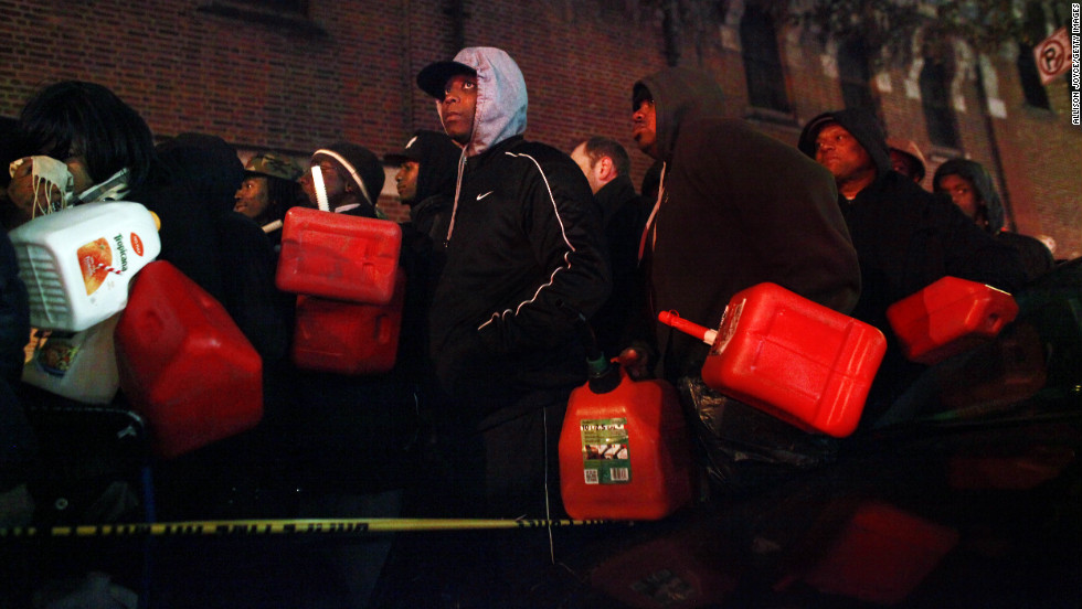 Crowds wait for free gas on Saturday, November 3, at the Bedford Avenue Armory in Brooklyn, New York.