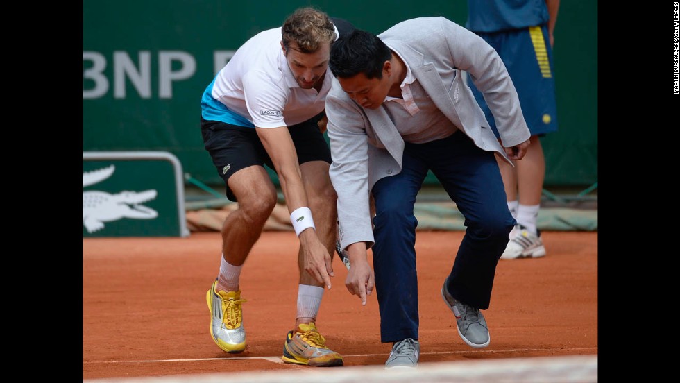 France's Julien Benneteau argues with a referee about a line call during his first round match against Lithuania's Ricardas Berankis on May 27. Benneteau defeated Berankis 7-6(5), 6-3, 5-7, 7-6(5).