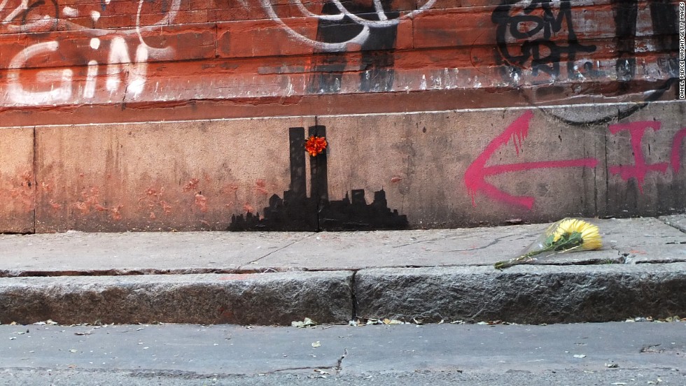 Γκράφιτι που απεικονίζει τους δίδυμους πύργους έσκασε επάνω στη γειτονιά Tribeca της Νέας Υόρκης τον Οκτώβριο του 2013.