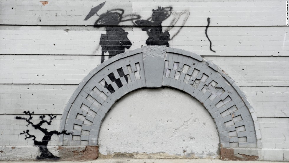 έργο του Banksy στη γειτονιά Williamsburg του Μπρούκλιν, Νέα Υόρκη, υπέστη βανδαλισμούς στο φως της ημέρας, τον Οκτώβριο του 2013.
