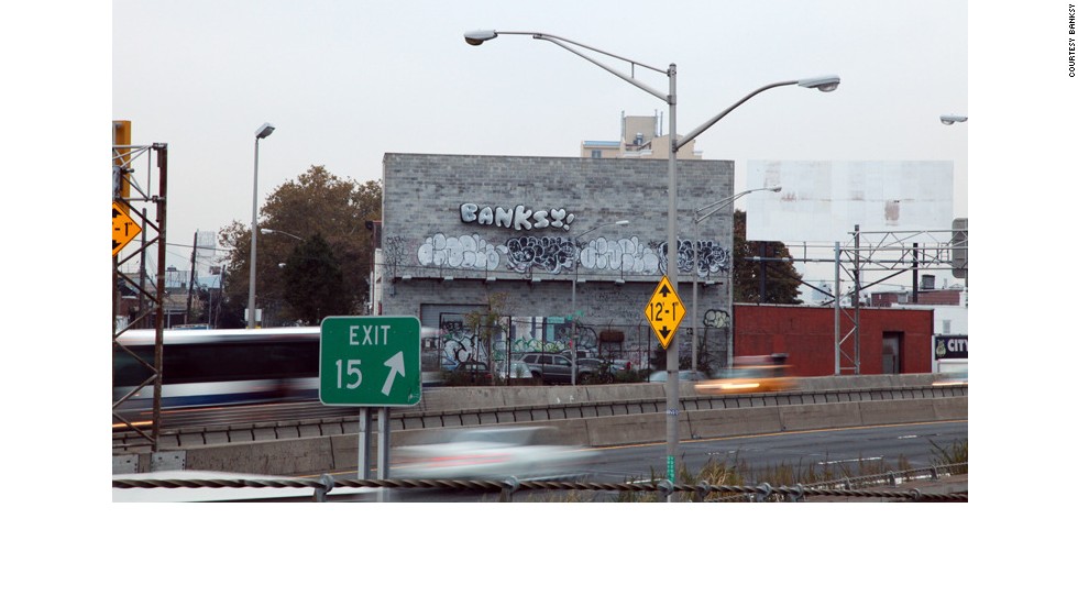 Μια σειρά από μπαλόνια που διαβάζει & quot? Banksy & quot!?  φαίνεται από το Long Island Expressway στο Κουίνς, της Νέας Υόρκης, τον Οκτώβριο του 2013. Banksy τέχνης εμφανίστηκε σε όλη τη Νέα Υόρκη εκείνο το μήνα.
