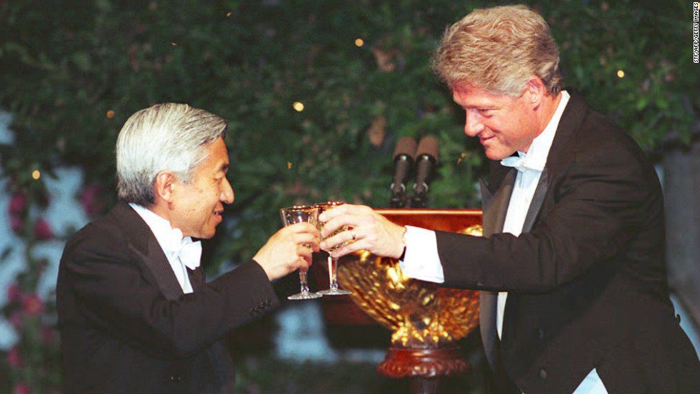 President Bill Clinton offers a toast to Emperor Akihito at the White House in June 1994, during the first state dinner of Clinton&#39;s administration.  