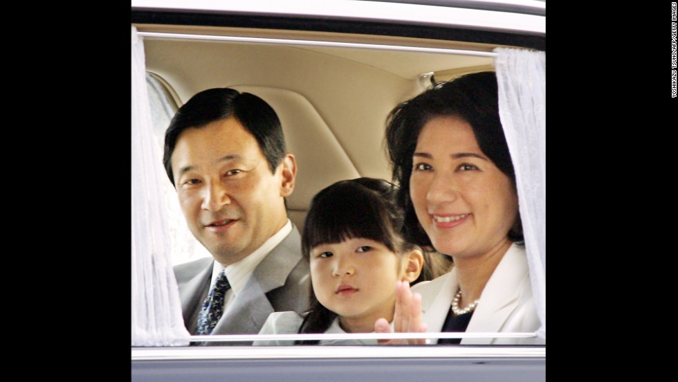 Akihito&#39;s eldest son and heir-apparent, Crown Prince Naruhito, granddaughter Princess Aiko, and Crown Princess Masako enter the Imperial Palace in Tokyo on September 2, 2006.       