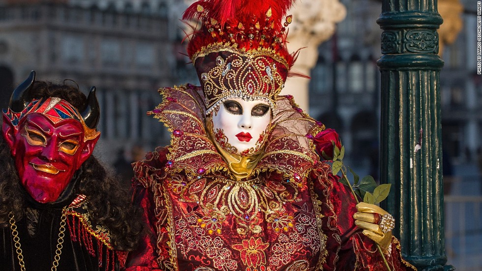 Whats With Those Mysterious Masks The Dark Drama Of Venice Carnival