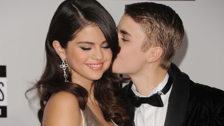 LOS ANGELES, CA - NOVEMBER 20:  Singers Selena Gomez (L) and Justin Bieber arrive at the 2011 American Music Awards held at Nokia Theatre L.A. LIVE on November 20, 2011 in Los Angeles, California.  (Photo by Jason Merritt/Getty Images)