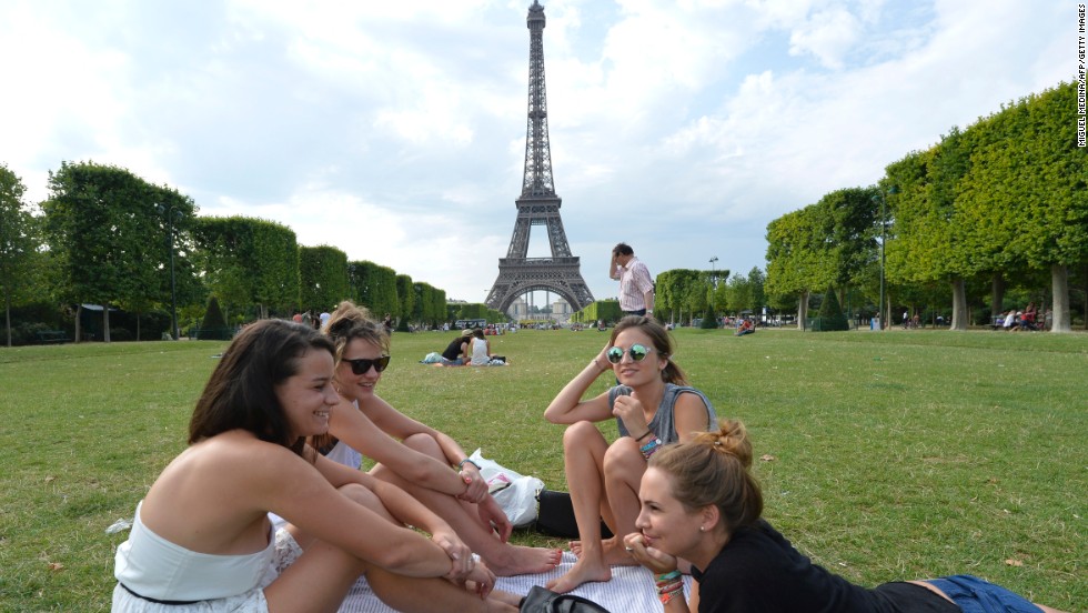 Although hanging out with friends by a park is a much cheaper option than hitting the museums or wine bars, the average price of table wine in Paris has dropped by $1.56. It&#39;s now $10.71 -- cheaper than London and New York. 