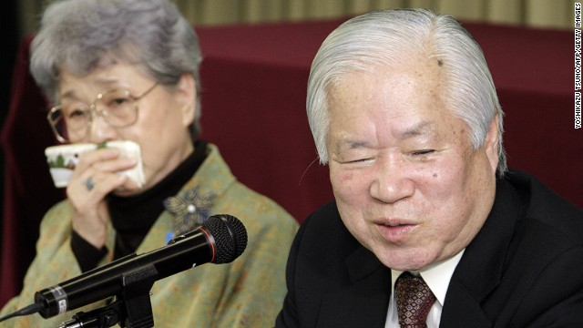 Sakie (l) and Shigeru Yokota, seen in this 2007 photograph, traveled to - 140317040753-shigeru-sakie-yokota-abductee-megumi-yokota-story-top