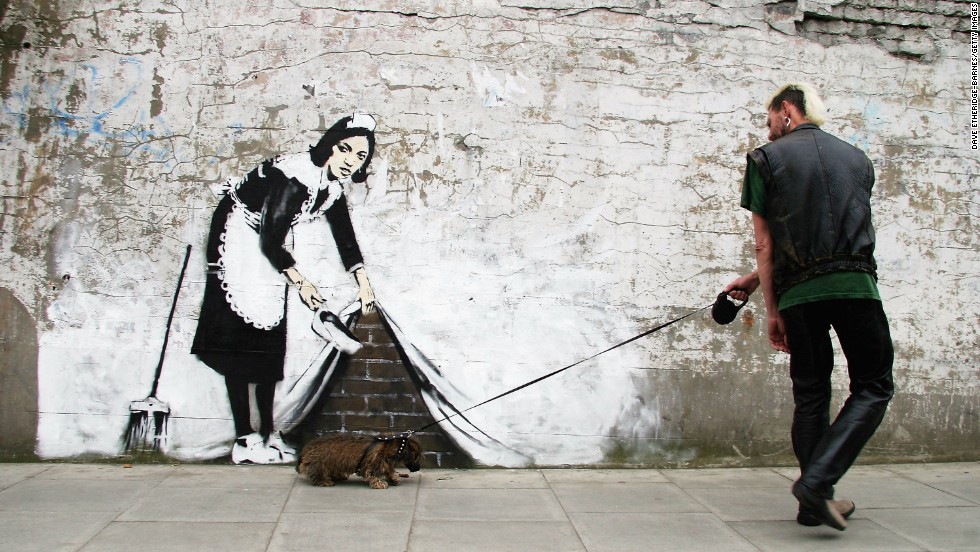 Ένας άνδρας περπατά παρελθόν ένα κομμάτι Banksy στο Λονδίνο το 2006.