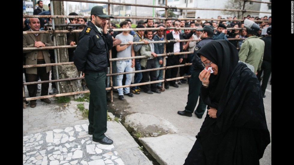 Maryam Hosseinzadeh, mother of the murder victim, walks over to the execution stand.
