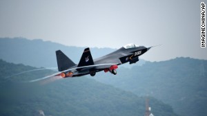 Ένα κινεζικό J-31 stealth μαχητικό τζετ απογειώνεται για μια πτήση επίδειξης, στις 9 Νοεμβρίου, σε Zhuhai, Κίνα. 