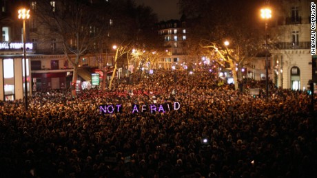 Francia llora a las víctimas de 'Charlie Hebdo' mientras persiguen a los asesinos