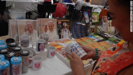 One shopper in Manila decides to remember the Pope&#39;s historic visit with a coffee mug.