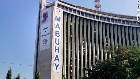 A giant sign welcoming the Pope on Manila&#39;s Meralco building.