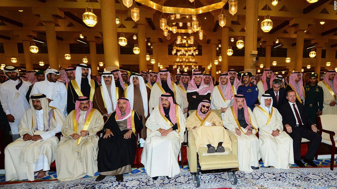 King Salman and other relatives of King Abdullah wait for his body at the mosque.