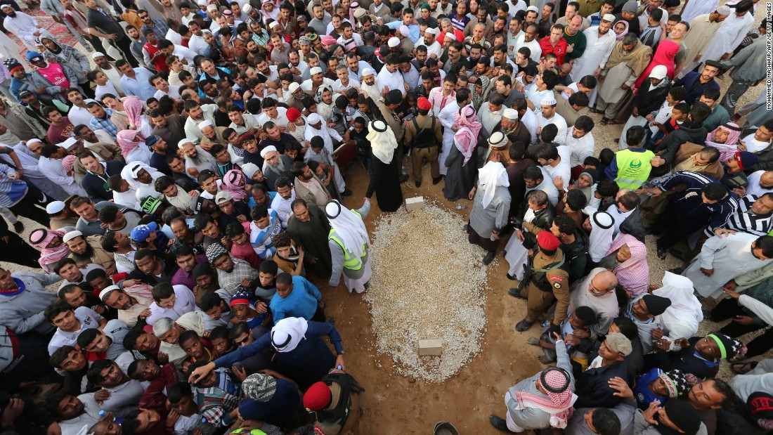 Mourners in Riyadh, Saudi Arabia, gather around the grave of King Abdullah bin Abdulaziz al Saud on Friday, January 23. Thousands gathered in Riyadh to pay their respects to <a href="http://www.cnn.com/2015/01/22/world/gallery/king-abdullah/index.html" target="_blank">King Abdullah</a>, who died early in the day at the age of 90.