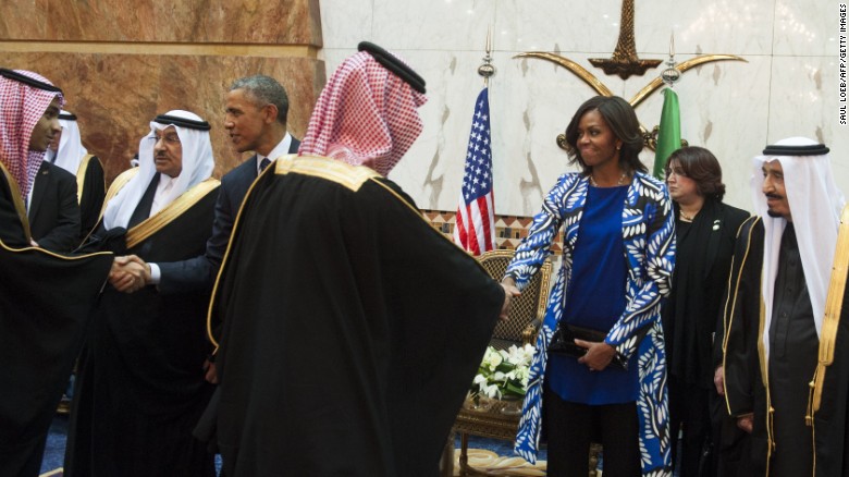 ¿Michelle Obama la 'embarró' al darle la mano al rey saudí?