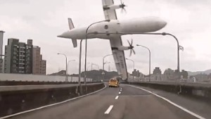 TransAsia plane crashes into river in Taiwan 