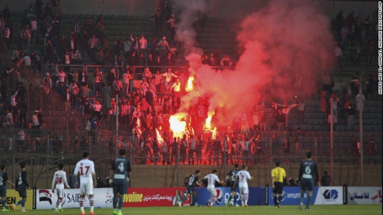 Un partido de fútbol en Egipto continúa pese a 19 aficionados muertos