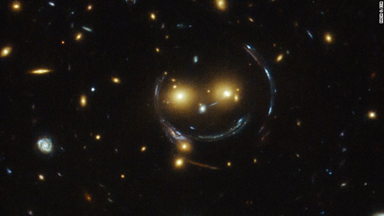¡Sonríe! El telescopio Hubble descubre una carita feliz en el espacio