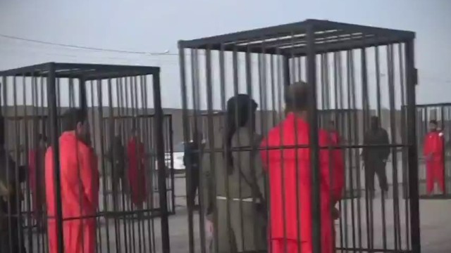 ISIS difunde video de soldados kurdos en jaulas