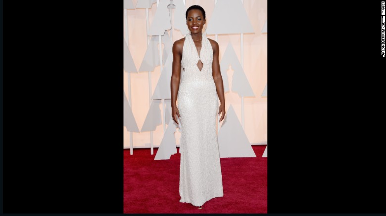 Roban el vestido de perlas de 150.000 dólares de que usó Lupita Nyong'o en los Oscar