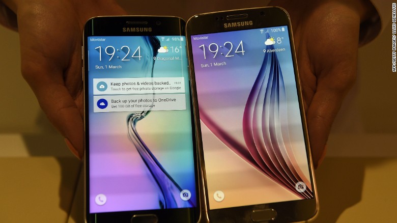 The Samsung Galaxy S6 Edge (L) and Samsung Galaxy S6 are presented during the 2015 Mobile World Congress in Barcelona on March 1, 2015. The 2015 Mobile World Congress, where participants can attend conferences and discover cutting-edge products and technologies, is the world&#39;s biggest mobile fair and will be held from March 2 to 5 in Barcelona. AFP PHOTO/ LLUIS GENELLUIS 